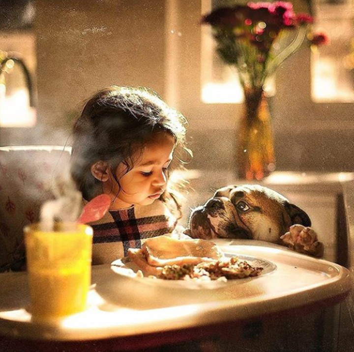 <p>"Kamu mau ikut makan juga?" (Foto: Instagram @butnaturalphotography)</p>