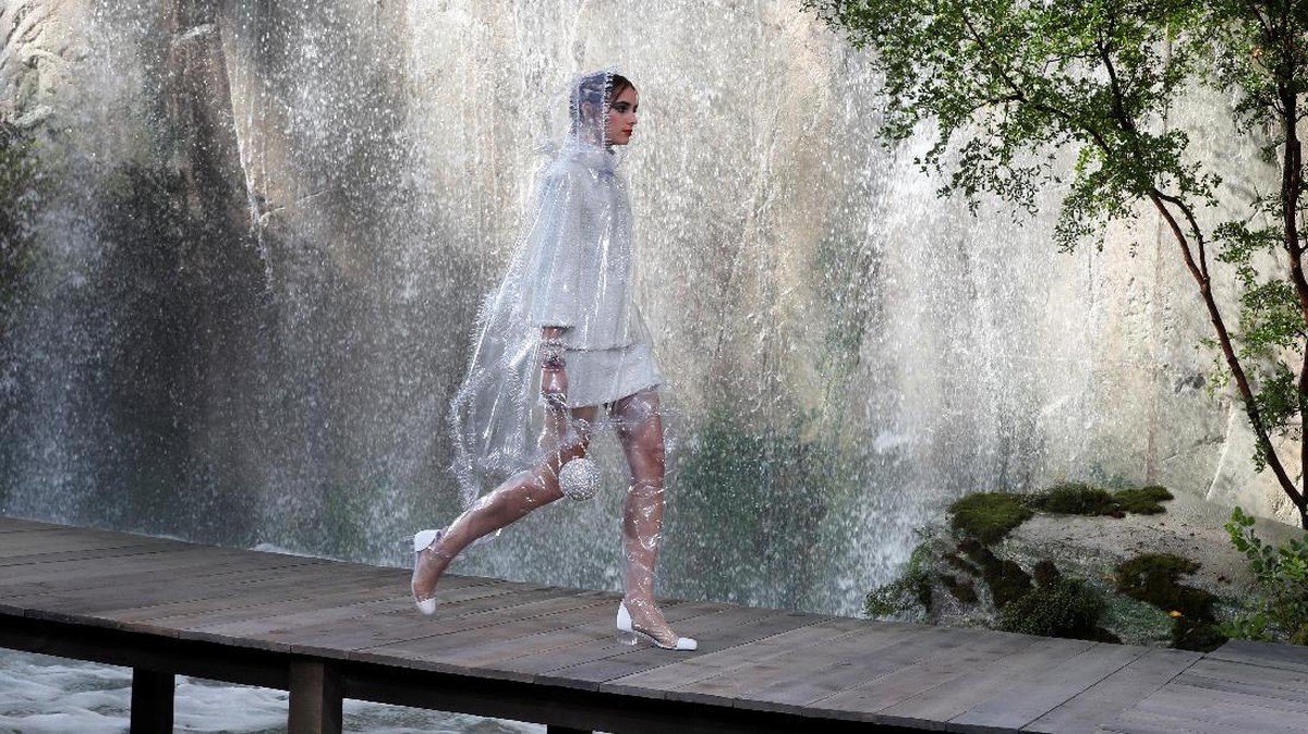 FOTO: Konsep Unik Chanel di Tepian Air Terjun