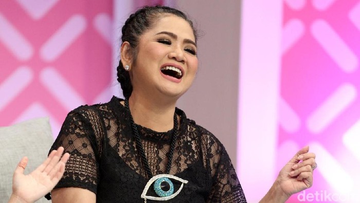 Vina Panduwinata saat mengisi acara 'Brownies'.