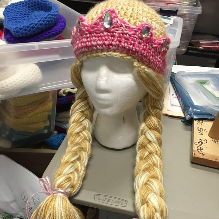 <p>Kurang lebih begini bentuk wig dari benang yang para relawan buat. Bagus ya, Bun? (Foto: Facebook/magicyarnwigs)</p>