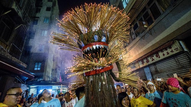 FOTO: Saat 'Naga' Mengelilingi Sudut Hong Kong