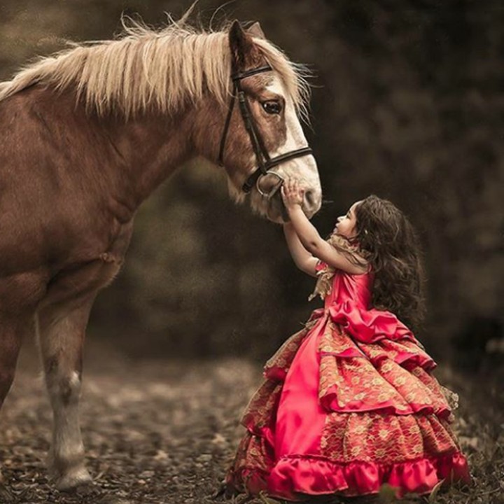 <p>Seperti seorang putri bersama kudanya. Setuju nggak, Bun? (Foto: Instagram @butnaturalphotography)</p>
