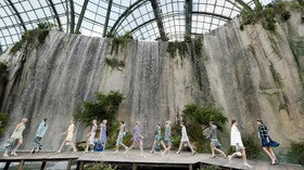 FOTO: Konsep Unik Chanel di Tepian Air Terjun