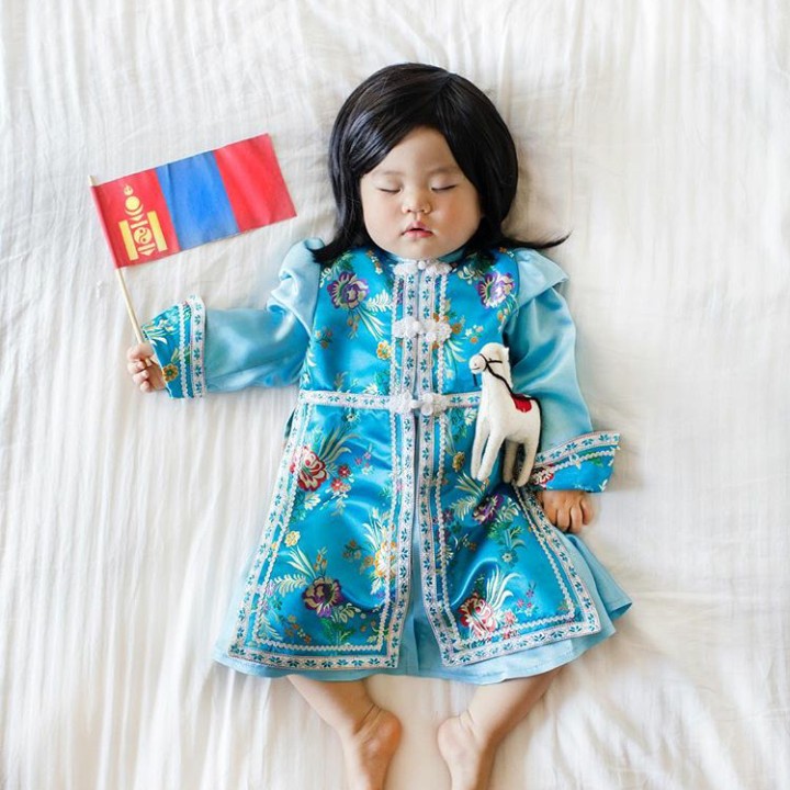 <p>Memakai baju dari Negara Mongolia. (Foto: Instagram @lauraiz)</p>