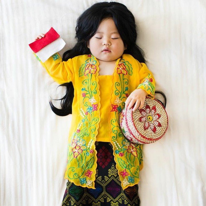 <p> Cantiknya si kecil pakai kebaya! (Foto: Instagram @lauraiz)</p>