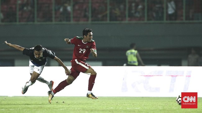 Septian David Maulana mengaku pusing saat menjalani sesi latihan perdana Timnas Indonesia u-23 di Stadion Wibawa Mukti, Selasa (14/11).