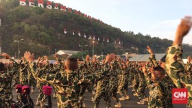 TNI Kewalahan Atur Warga Penonton 'Jenderal Soedirman'