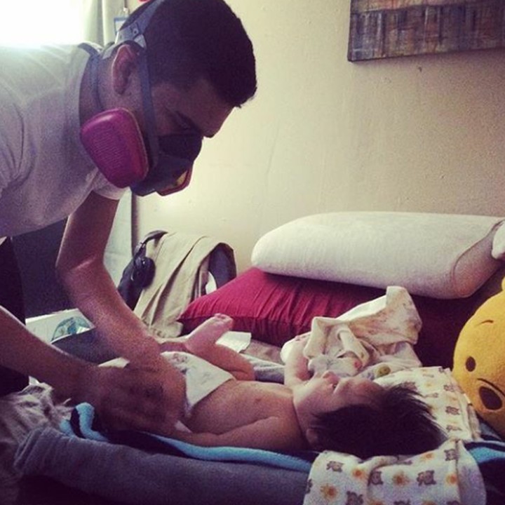 <p>Ayah yang satu ini pakai masker gas juga. (Foto: Instagram @xbriianx21)</p>