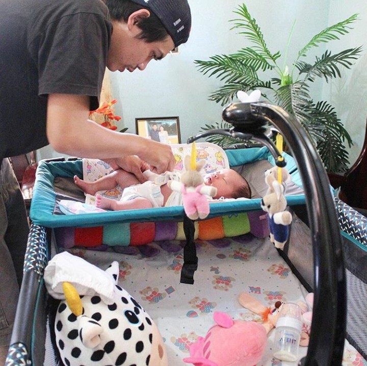 <p>Serius banget sih Yah gantiin popoknya, kayak lagi ujian. (Foto: Instagram @mrslovedegracia)</p>