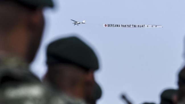 Keterlambatan itu, membuat jalannya upacara HUT ke-72 TNI sempat tertunda selama sekitar 30 menit. Dalam acara tersebut, Jokowi menjadi inspektur upacara.
