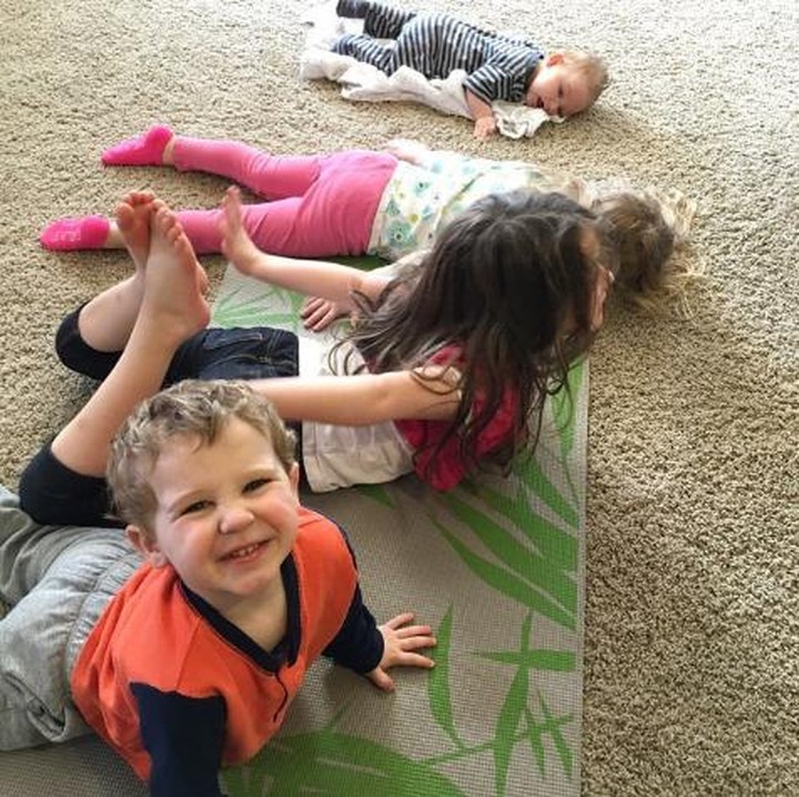 <p>Yoga jadi berwarna kalau sama anak-anak ya, Bun. Hi-hi. (Foto: Instagram/lightinmyhome)</p>