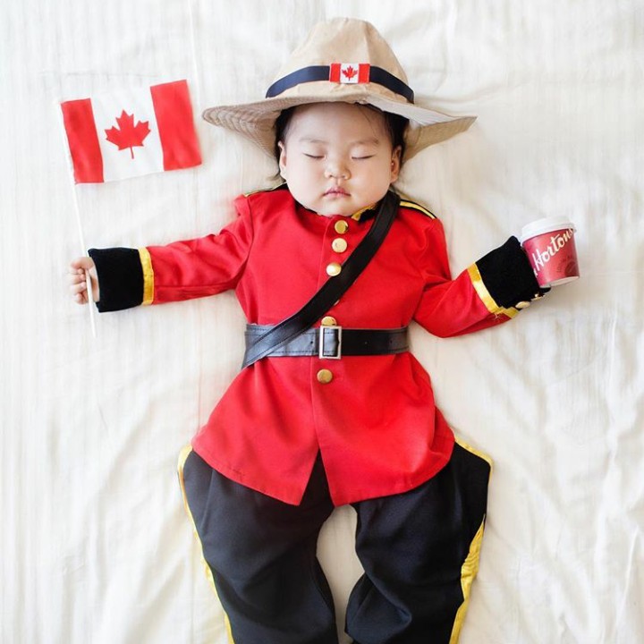 <p>Kalau dari lambang negaranya sudah tahu ya, Bun? Ya, si kecil lagi pakai baju kebangsaan Kanada. (Foto: Instagram @lauraiz)</p>