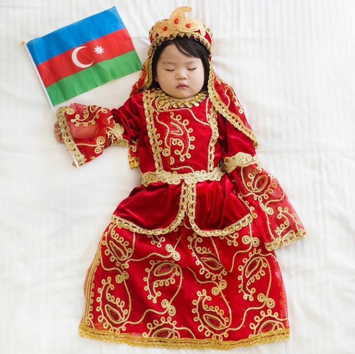 <p>Hayo tebak baju dari negara mana nih, Bun? Jawabannya dari negara Azerbaijan. Cantik ya! (Foto: Instagram @lauraiz)</p>