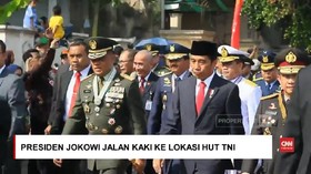 VIDEO: Raut Wajah Jokowi Saat Jalan Kaki ke Lokasi HUT TNI