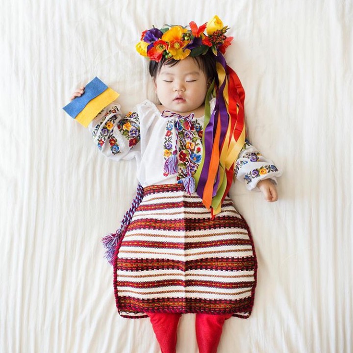 <p>Baju dari Ukraina cantik ya, Bun. Ada aksesoris bunganya! (Foto: Instagram @lauraiz)</p>