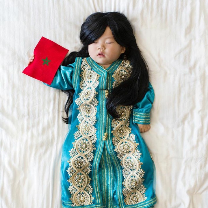 <p>Lucunya si kecil berbaju khas Morocco. Ditambah wig panjang pula. Makin nggemesin.. (Foto: Instagram @lauraiz)</p>