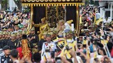 Dalam perayaan besar-besaran itu, sang sultan diarak menggunakan kereta mewah mengelilingi pusat kota. (AFP Photo/Roslan Rahman)