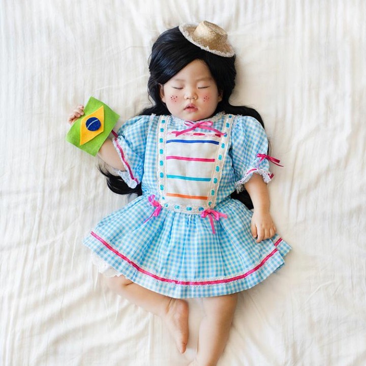 <p>Gemas banget pakai 'freckles' palsu, hi-hi-hi. Kalau yang ini dari negara Brazil, Bun. (Foto: Instagram @lauraiz)</p>