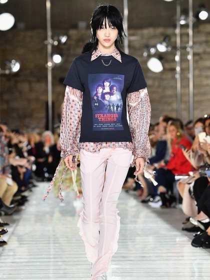 Louis Vuitton Desain T-shirt Stranger Things di Paris Fashion Week