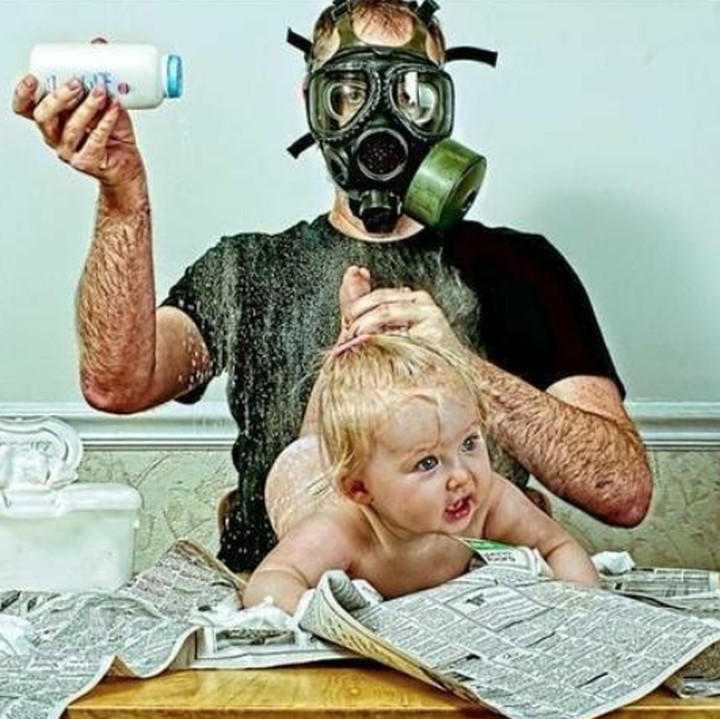 <p>Ya ampun, sampai pakai masker gas segala. (Foto: Instagram @redmooncurios)</p>
