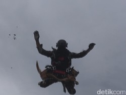 Video: Ketika Guguk Ikut Terjung Payung di Monas