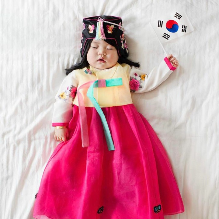 <p>Anyeong haseyo! Pakai baju dari Korea Selatan nih! (Foto: Instagram @lauraiz)</p>