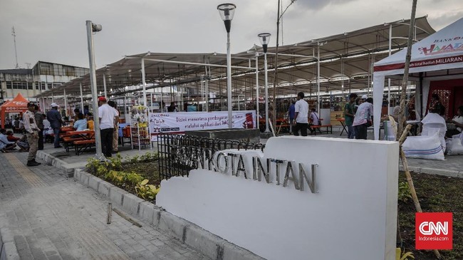Wagub DKI Sandiaga Uno prihgatin dengan kondisi para PKL Taman Kota Intan yang tampak tak lagi bergairah berjualan.