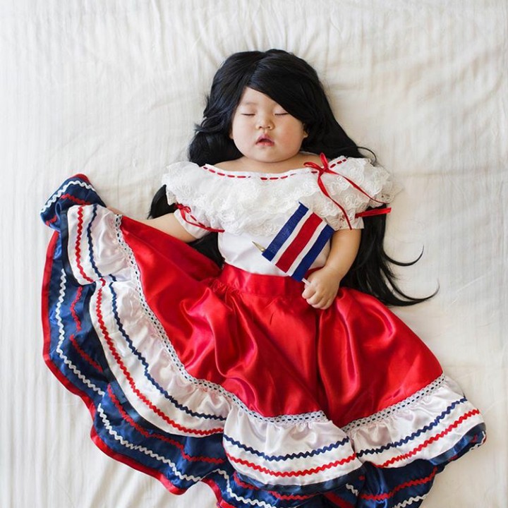 <p> Sesuai dengan warna benderanya, si kecil pakai baju dari Costa Rica. (Foto: Instagram @lauraiz)</p>