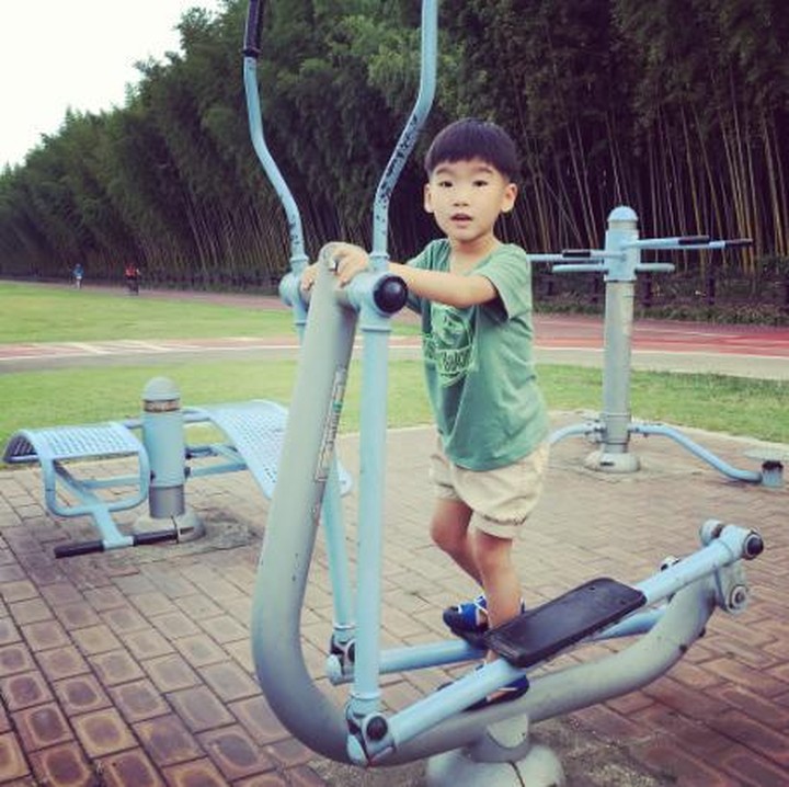 <p> Olahraga nggak mesti serius, sambil anak bermain juga bisa. Tapi tetap diawasi ya, Bun. (Foto: Instagram/sugoilee)  </p>