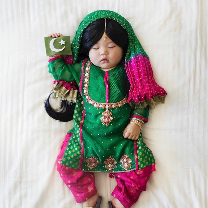 <p>Cantik banget warna baju dari Pakistan ini ya, Bun? (Foto: Instagram @lauraiz)</p>