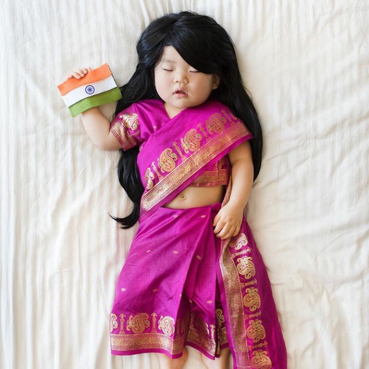 <p>Bisa ketebak dong bayi ini lagi pakai baju dari negara mana? Ya, sari dari India, Bun. (Foto: Instagram @lauraiz)</p>