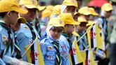 Puluhan ribu warga menyambut sang sultan sambil mengibarkan bendera Brunei. Sorak sorai pun mengiringi kereta kencana sang sultan. (Reuters/Ahim Rani)