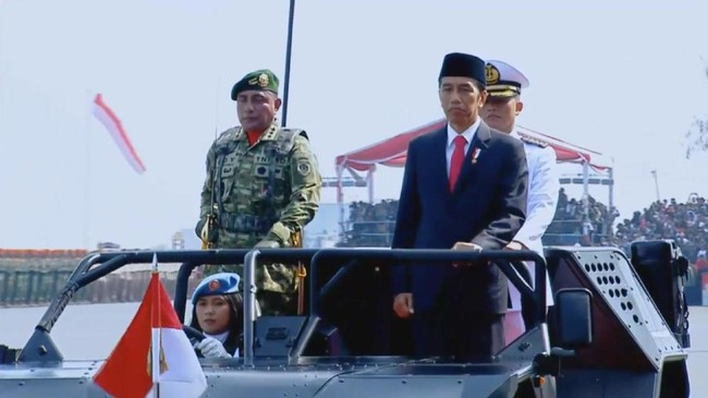 Pernyataan itu disampaikan oleh Jokowi di tengah tudingan sejumlah pihak bahwa Panglima TNI Gatot Nurmantyo telah melakukan manuver politik.