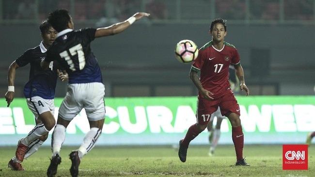 Status penyerang Timnas Indonesia, Irfan Bachdim, kerap kerap disalahpahami sejumlah publik sepak bola sebagai salah satu pemain naturalisasi.