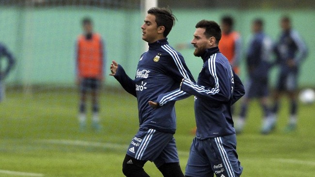 Pelatih Timnas Argentina, Jorge Sampaoli, mengungkapkan alasan tak akan memainkan Lionel Messi dan Paolo Dybala secara bersamaan di skuatnya.