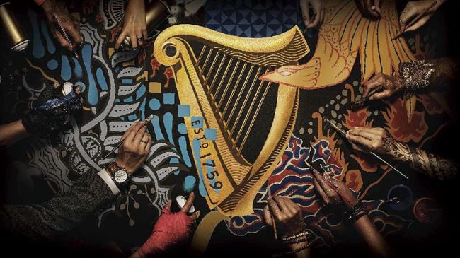 Kolaborasi Dua Seniman di Balik Motif Batik Kemasan Bir Seniman grafiti Darbotz dan ilustrator Ykha Amelz berkolaborasi membuat desain motif batik di kemasan edisi terbatas bir Guinness terbaru One Indonesia Edition.