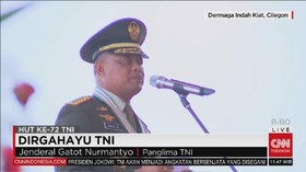 VIDEO: Jokowi Jalan ke Lokasi HUT TNI, Panglima Minta Maaf