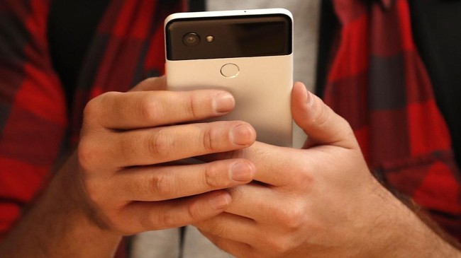 Ambisi Google menyiapkan aplikasi transfer uang secara tak sengaja terlihat dalam ponsel seorang pengguna di Kanada.