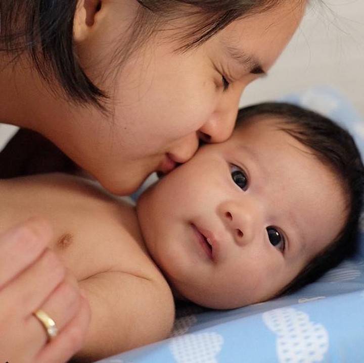 <p>Wah, mau mandiin Iori pun Tian masih memberi kecupan sayang. (Foto: Instagram/ @putrititian)</p>
