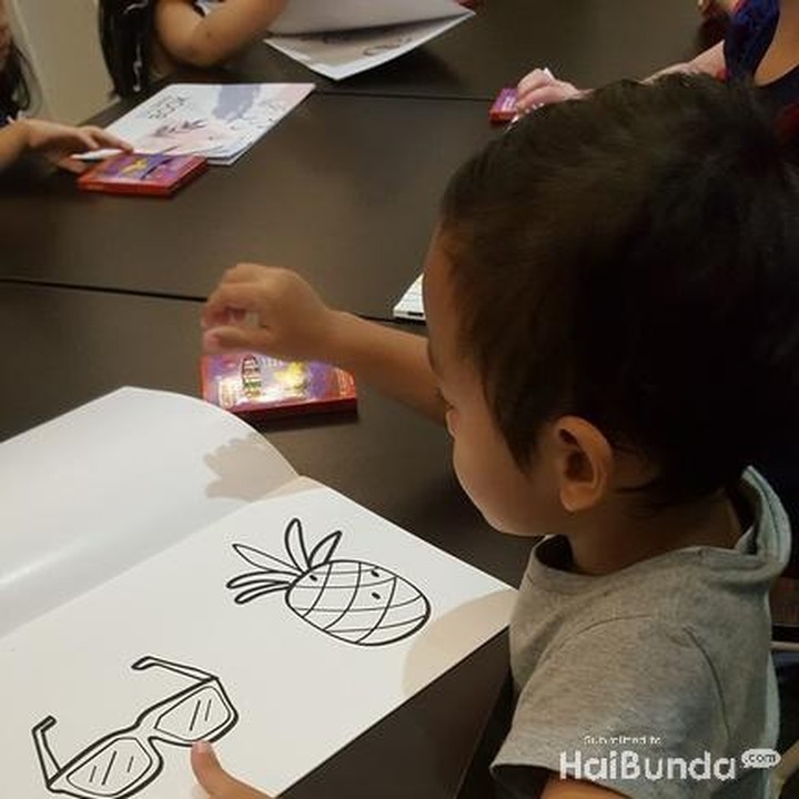 <p>"Duh, mulai warna apa ya?" Adik kecil pun bingung milih warna. He-he. (Foto: Dok.HaiBunda/Amelia Sewaka)</p>