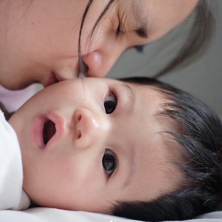 <p>Salah satu rutinitas Tian adalah memberi ciuman pagi hari buat Iori. (Foto: Instagram/ @putrititian)</p>