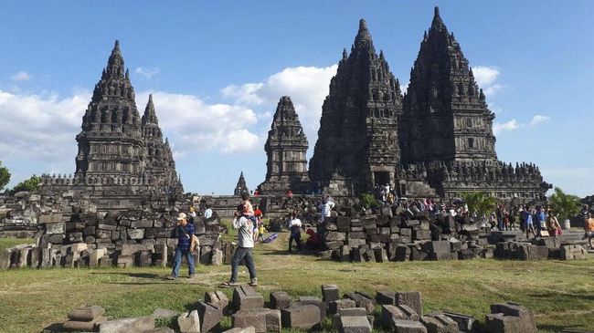 Candi Prambanan adalah tempat wisata yang menyajikan keindahan arsitektur candi khas Hindu. Berikut tiket masuk Candi Prambanan terbaru.