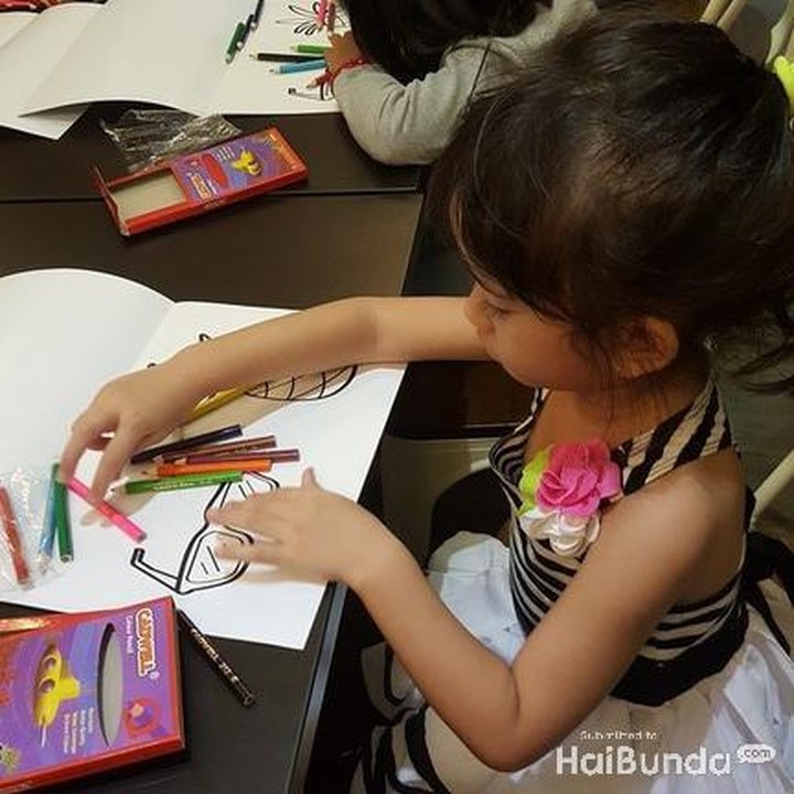 <p>"Hmm, aku pilih warna apa dulu ya?" (Foto: Dok.HaiBunda/Amelia Sewaka)</p>
