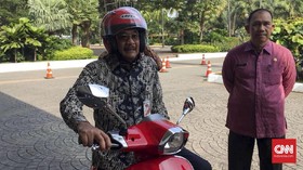 Gaya Nyentrik Djarot Tunggangi Vespa Merah ke Balai Kota