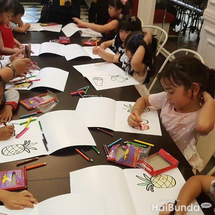 <p>Pada serius banget si kecil ya, Bun. (Foto: Dok.HaiBunda/Amelia Sewaka)</p>