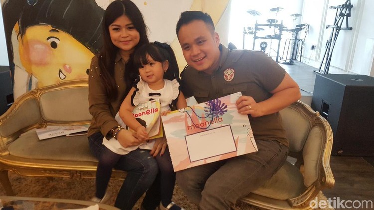 Tahu Baby Moonella nggak, Bun? Itu lho, selebgram anak yang lucu dan menggemaskan.