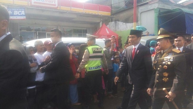 Jokowi mengaku memilih jalan kaki dari kendaraan yang membawanya ke lokasi HUT TNI ke-72 karena terlalu lama menunggu di mobil yang terjebak macet.