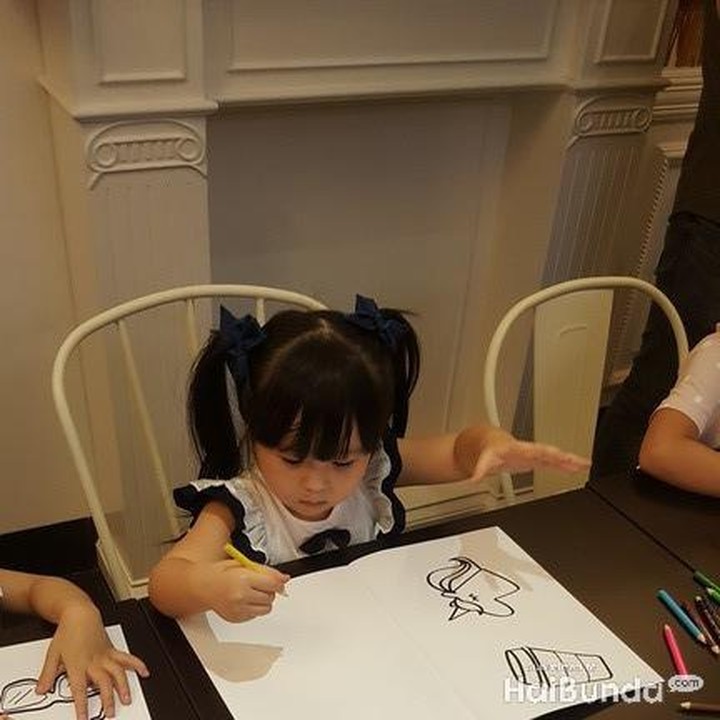 <p>Selebgram anak Moonella nggak mau kalah, dia pun membuat gambar sendiri jadinya. He-he. (Foto: Dok.HaiBunda/Amelia Sewaka)</p>