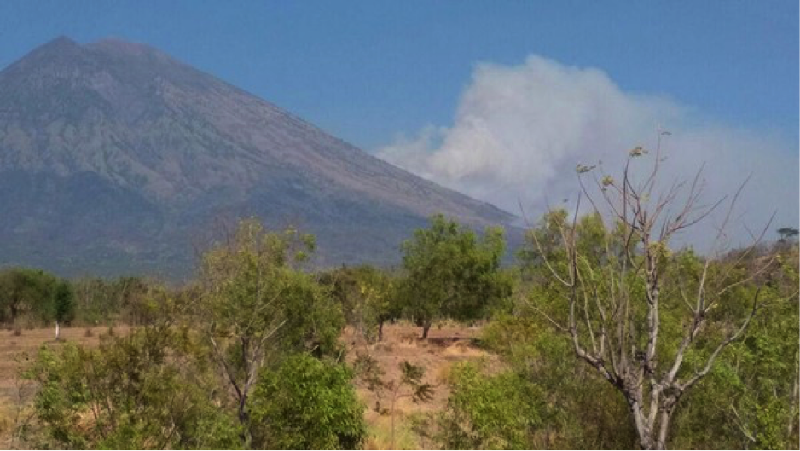 Status Gunung Agung memang masih waspada, tapi Gubernur Bali Made Mangku Pastika memastikan bahwa Bali tetap aman.