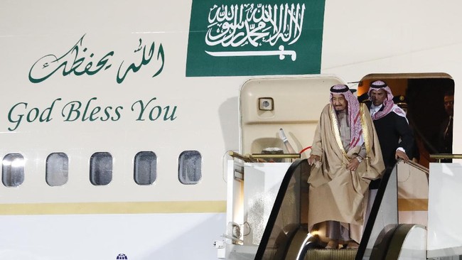 Raja Salman mengukir sejarah dengan melakukan kunjungan kenegaraan Arab Saudi pertama ke Rusia. Salman membawa satu eskalator emas yang ternyata tak berfungsi.
